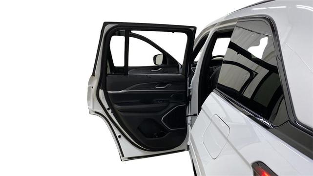 Photo of 2025 Bright White Clearcoat Jeep Grand Cherokee 4xe