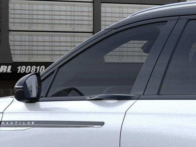 Photo of 2025 White Platinum Tri-Coat Metallic Lincoln Nautilus