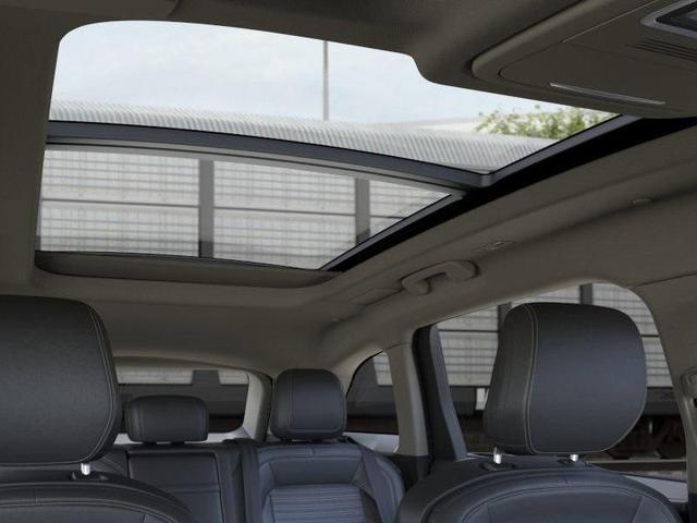Photo of 2025 White Platinum Tri-Coat Metallic Lincoln Nautilus