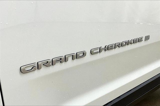 Photo of 2025 Bright White Clearcoat Jeep Grand Cherokee