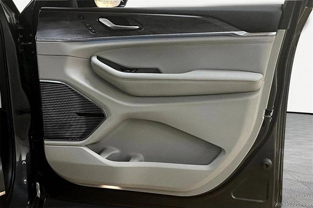 Photo of 2022 Metallic Jeep Grand Cherokee L