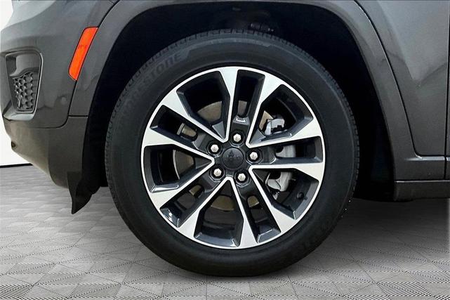 Photo of 2022 Metallic Jeep Grand Cherokee L