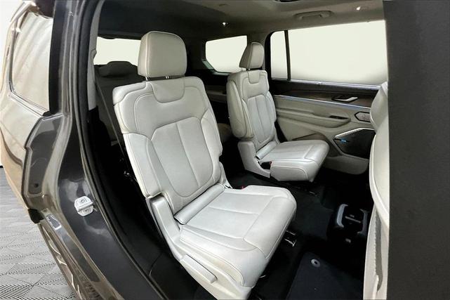 Photo of 2022 Metallic Jeep Grand Cherokee L