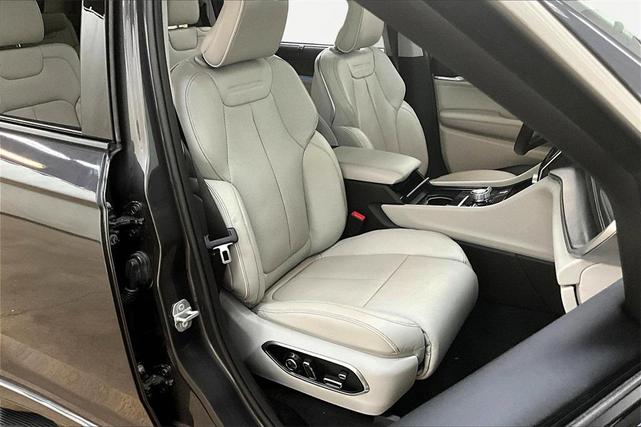Photo of 2022 Metallic Jeep Grand Cherokee L