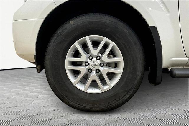 Photo of 2018 Glacier White Nissan Frontier