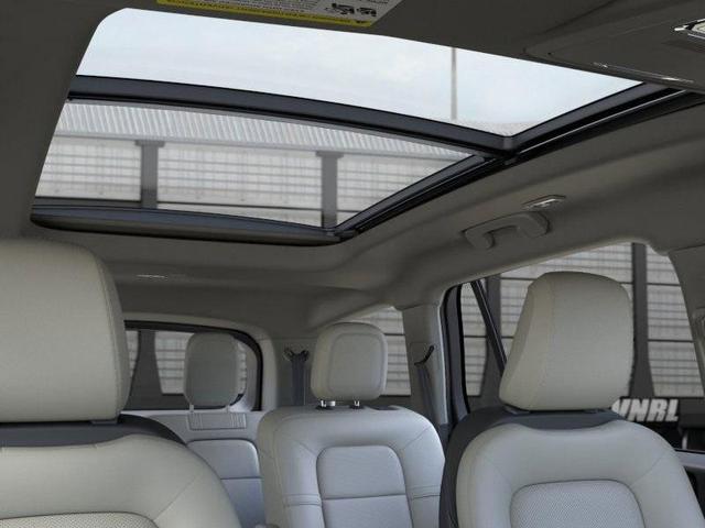Photo of 2025 Whisper White Lincoln Aviator