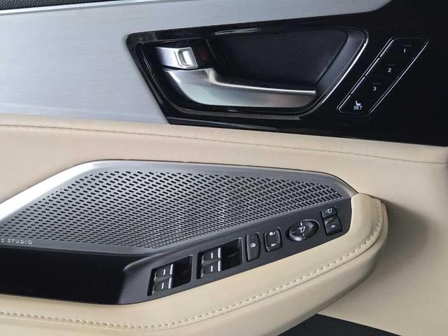 Photo of 2024 Platinum White Pearl Acura MDX