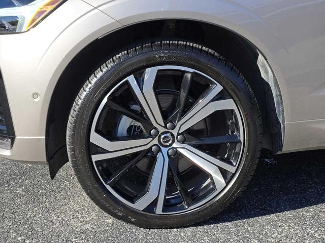 Photo of 2025 Platinum Grey Metallic Volvo XC60