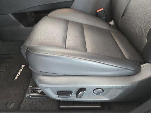 Photo of 2023 White Nissan Rogue