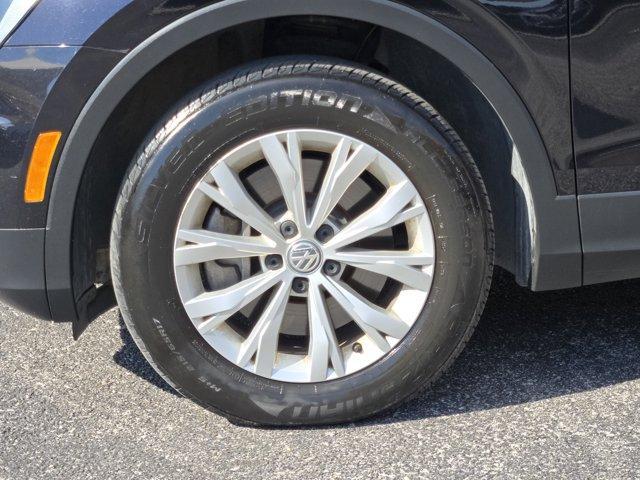 Photo of 2018 Deep Black Pearl Effect Volkswagen Tiguan