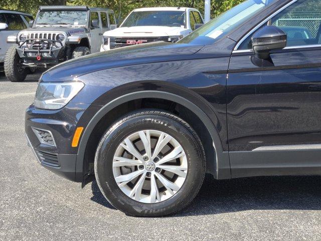 Photo of 2018 Deep Black Pearl Effect Volkswagen Tiguan