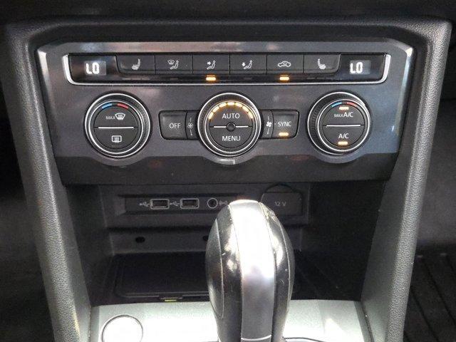 Photo of 2018 Deep Black Pearl Effect Volkswagen Tiguan
