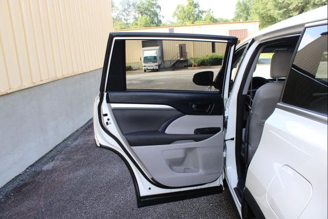 Photo of 2018 White Toyota Highlander