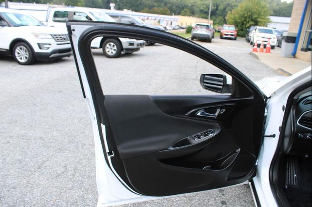 Photo of 2022 White Chevrolet Malibu
