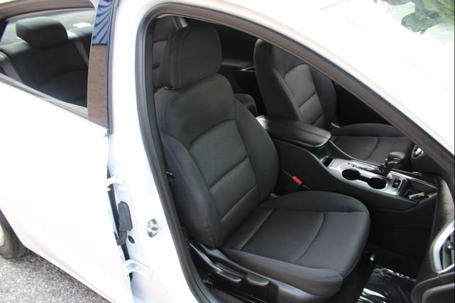 Photo of 2022 White Chevrolet Malibu