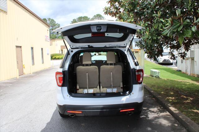 Photo of 2016 White Ford Explorer