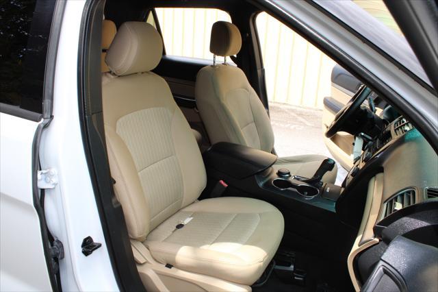 Photo of 2016 White Ford Explorer