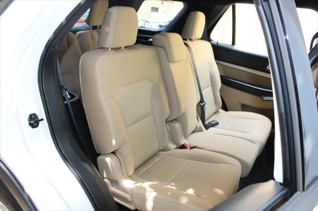 Photo of 2016 White Ford Explorer