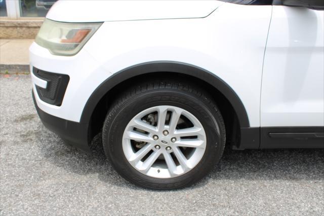 Photo of 2016 White Ford Explorer