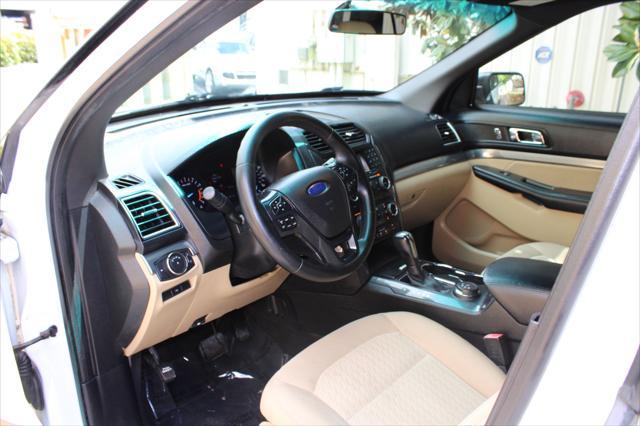 Photo of 2016 White Ford Explorer