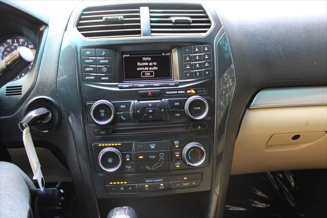 Photo of 2016 White Ford Explorer