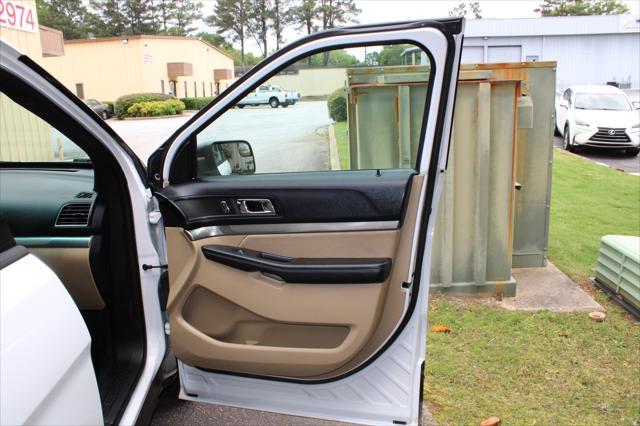 Photo of 2016 White Ford Explorer