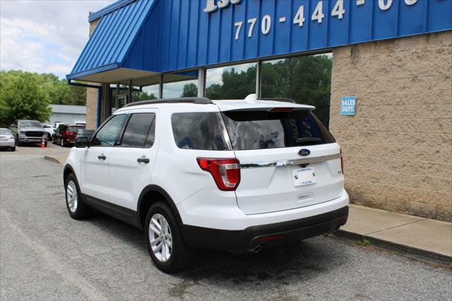 Photo of 2016 White Ford Explorer