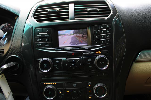 Photo of 2016 White Ford Explorer