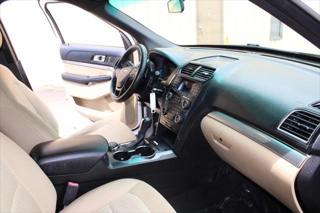 Photo of 2016 White Ford Explorer
