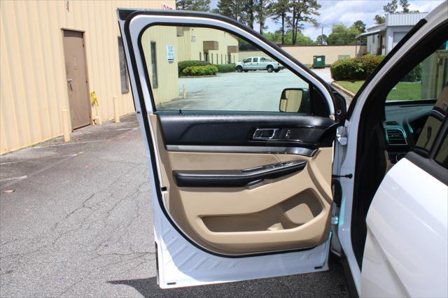 Photo of 2016 White Ford Explorer
