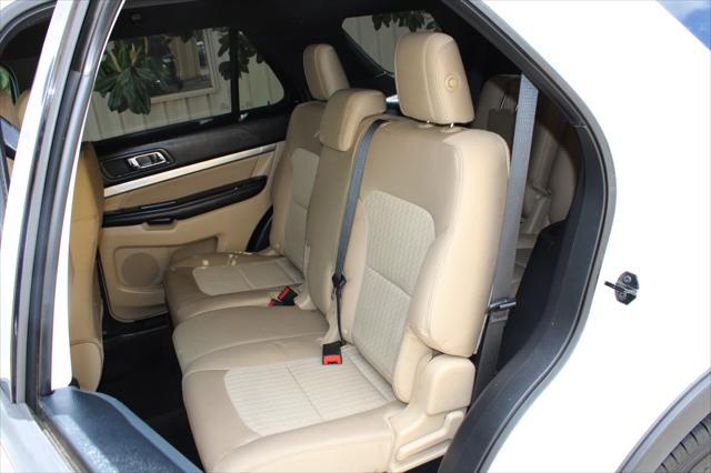 Photo of 2016 White Ford Explorer