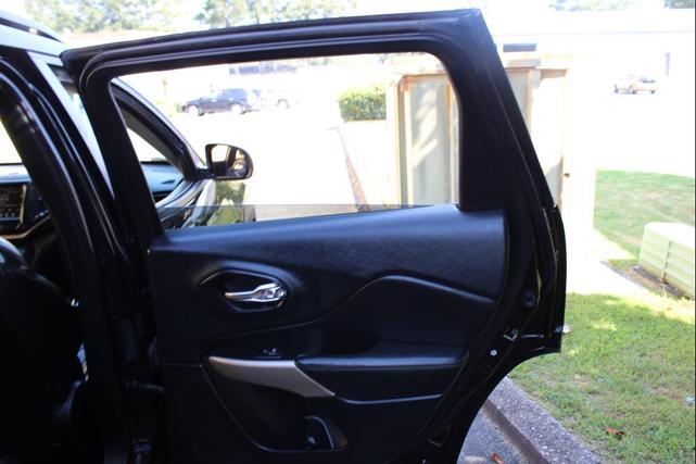 Photo of 2017 Black Jeep Cherokee