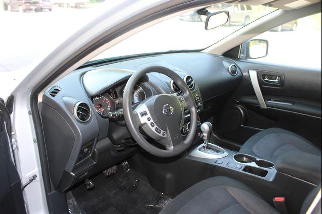 Photo of 2013 Silver Nissan Rogue