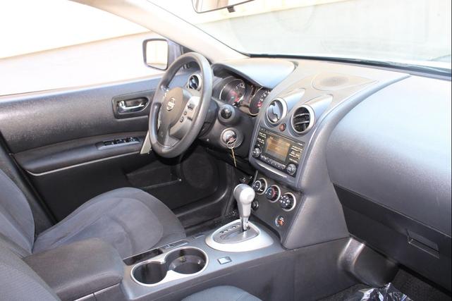 Photo of 2013 Silver Nissan Rogue
