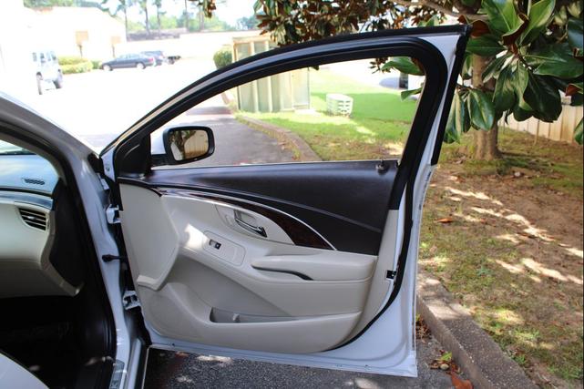 Photo of 2015 White Buick LaCrosse
