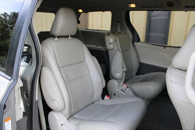 Photo of 2015 Gold Toyota Sienna