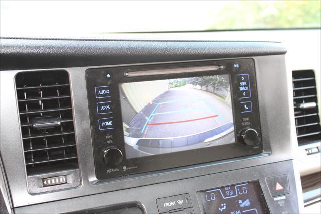 Photo of 2015 Gold Toyota Sienna