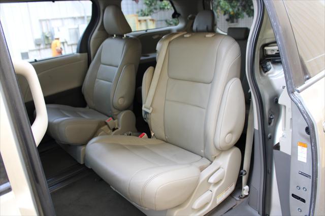 Photo of 2015 Gold Toyota Sienna