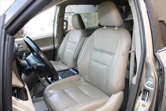 Photo of 2015 Gold Toyota Sienna