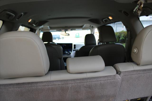 Photo of 2015 Gold Toyota Sienna