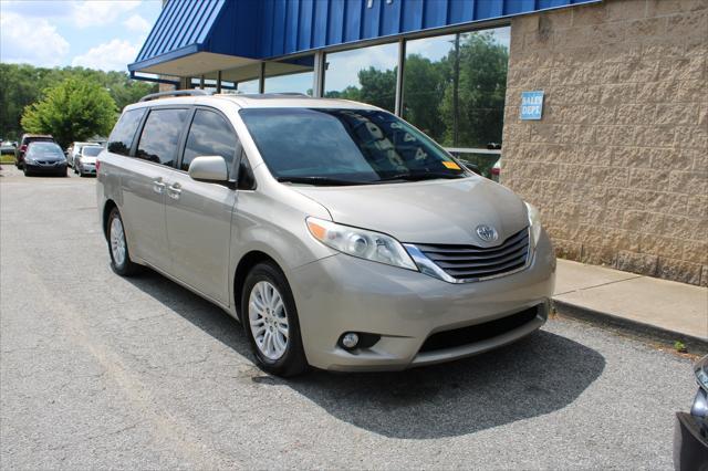 Photo of 2015 Gold Toyota Sienna
