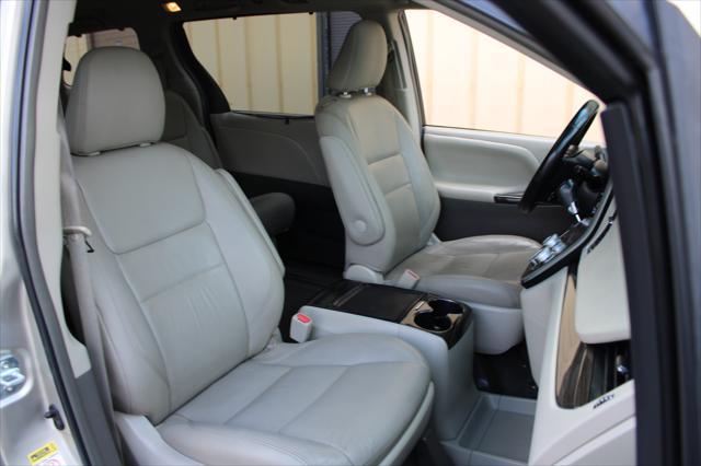 Photo of 2015 Gold Toyota Sienna