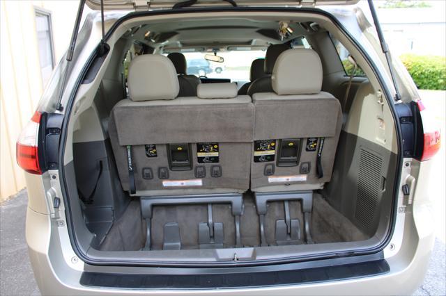 Photo of 2015 Gold Toyota Sienna