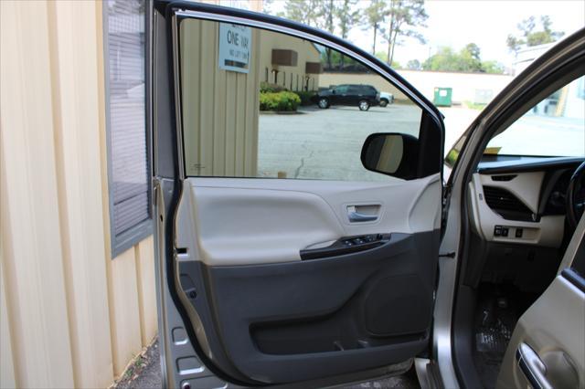 Photo of 2015 Gold Toyota Sienna