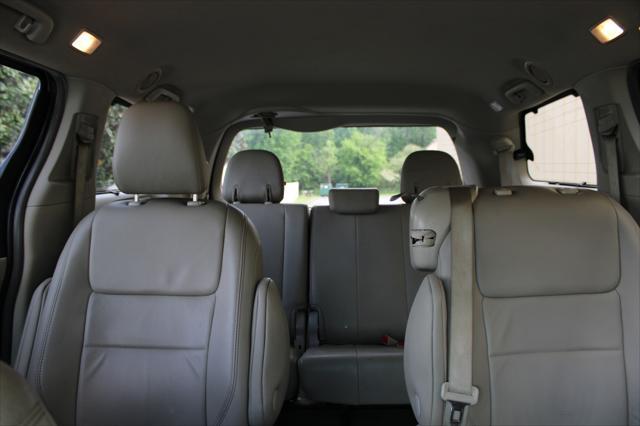 Photo of 2015 Gold Toyota Sienna