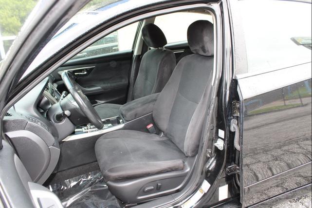 Photo of 2014 Black Nissan Altima