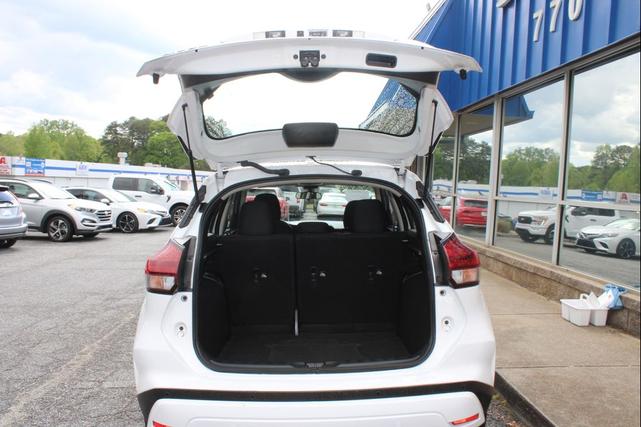 Photo of 2023 White Nissan Kicks