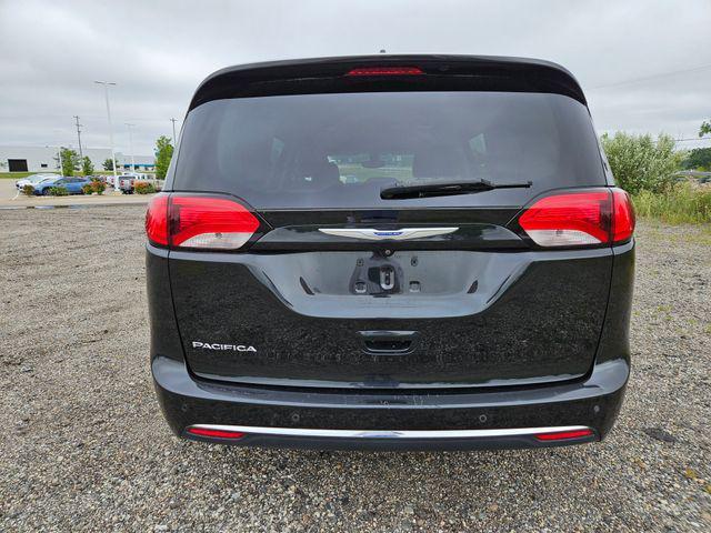 Photo of 2019 Brilliant Black Crystal Pearlcoat Chrysler Pacifica