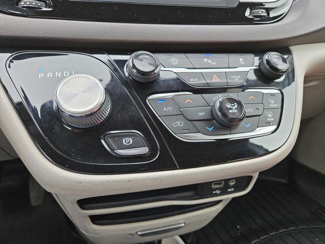 Photo of 2019 Brilliant Black Crystal Pearlcoat Chrysler Pacifica