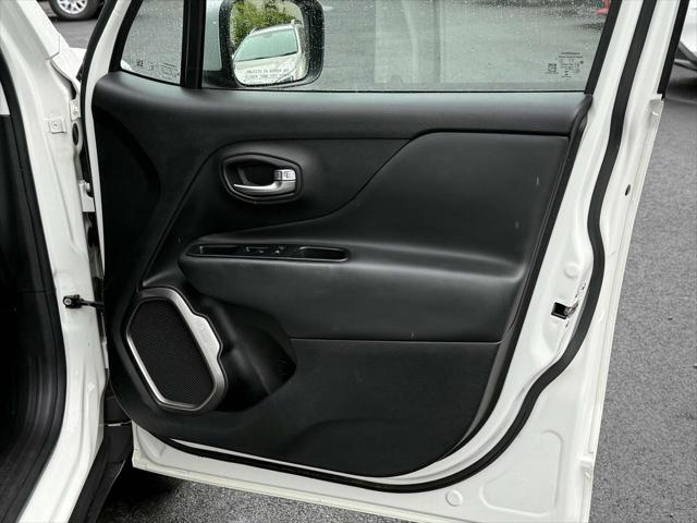 Photo of 2018 Alpine White Jeep Renegade
